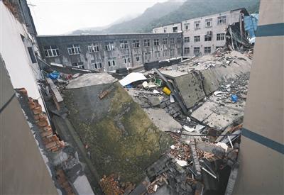 昨日拍攝的鞋廠廠房倒塌事故現場。截至昨日，溫嶺鞋廠廠房倒塌事故已致12人死亡。