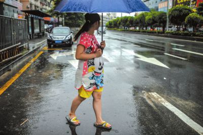 7月24日，深圳雨天。路面上的各種標示箭頭，仿佛在為思思指引方向。今後該何去何從，她並沒有想太清楚。