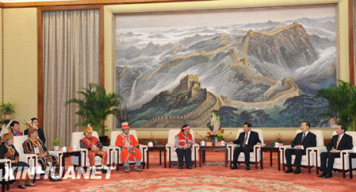 12月21日，中共中央政治局常委、全國政協主席賈慶林在北京人民大會堂會見臺灣少數民族代表人士訪問團一行。