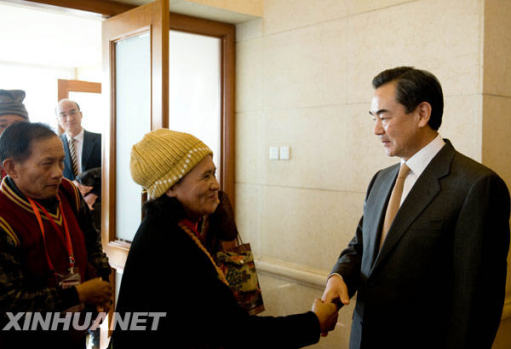 12月22日，王毅與臺灣少數民族代表人士訪問團成員握手。