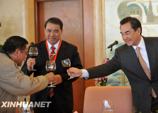 12月22日，王毅在宴會上敬酒。