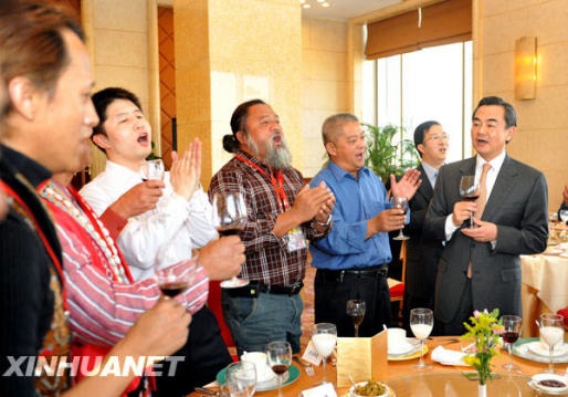 12月22日，王毅與訪問團成員共同唱起臺灣少數民族歌曲。