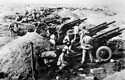 1948年遼沈戰役，我軍炮兵群在錦州城下等待總攻信號。新華社發