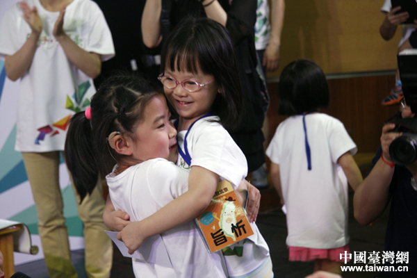 這位大陸的聽障小蘿莉個子高，在擁抱自己新結識的臺灣小妹妹時，把臺灣的小妹妹雙腳離地抱了起來