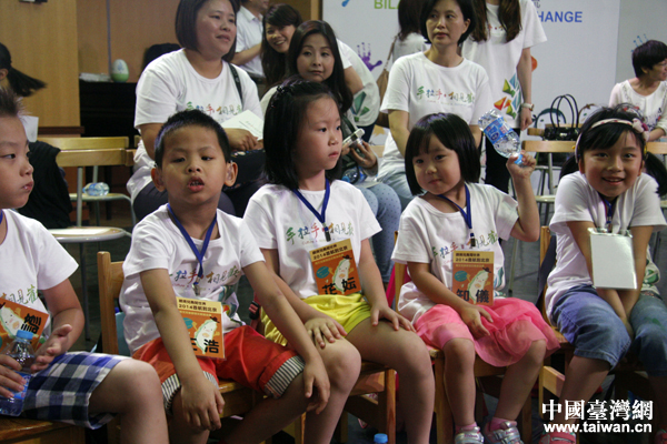 這幾位來自臺灣的聽障小朋友的胸牌上寫著“聽損兒勇闖世界，2014首航到北京”。　