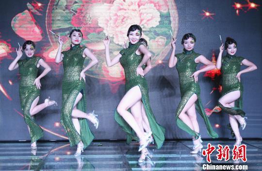 周毅 摄  图为活动现场,佳丽表演"旗袍舞". 周毅 摄
