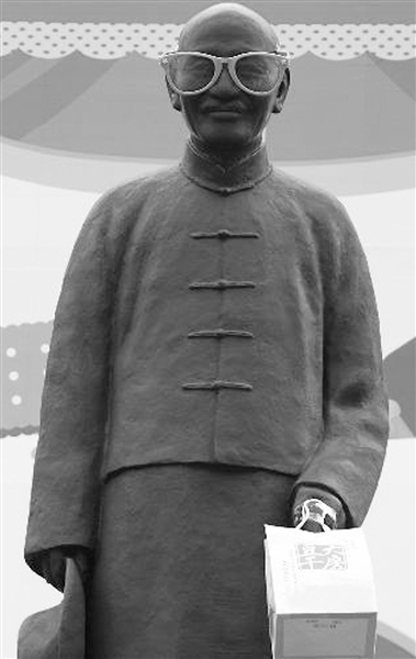 蔣介石銅像遍佈臺灣全島 屢被戲謔塗鴉