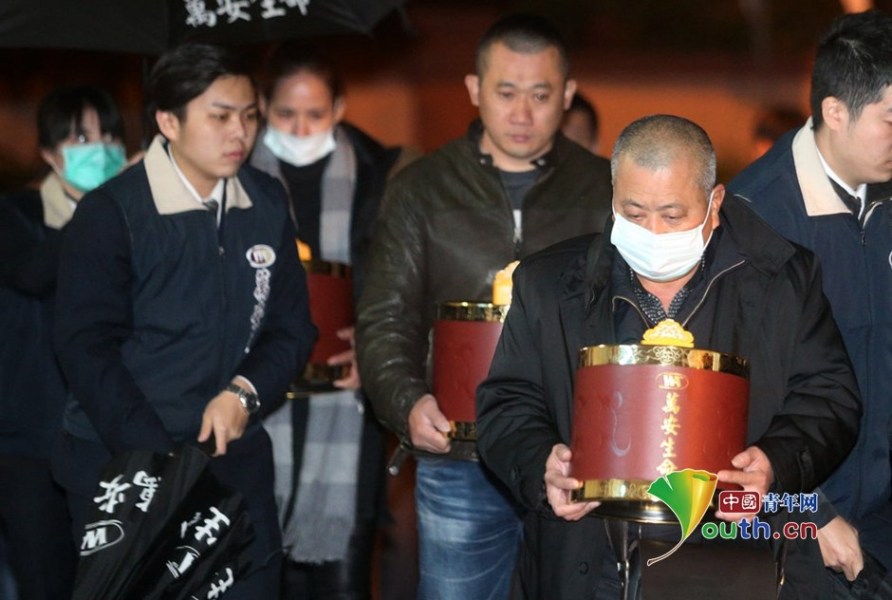 2015年2月9日,台湾,复兴航空空难举行头七法会,在法师引灵下,罹难者