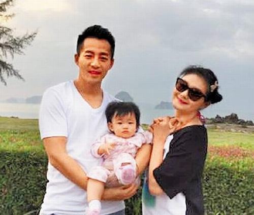 汪小菲也转发,并逗趣形容女儿长相似乎改变,"