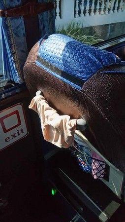大陸游客直接在遊覽車上晾曬內衣褲。（資料圖片：臺灣東森新聞網）
