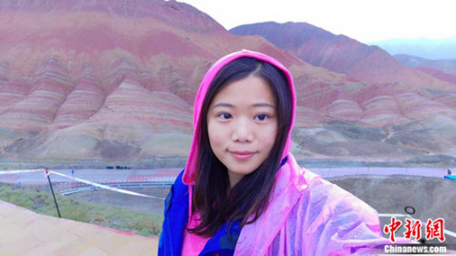 圖四：李瑩瑩剛結束甘肅之旅回京，這是她“國情考察”課的一部分。圖為她在甘肅張掖，身後是著名的丹霞地貌。(李瑩瑩供圖)