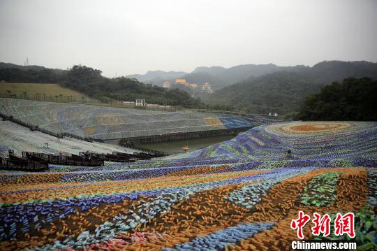 12月26日,臺灣基隆市擁恒文創園區以400多萬個寶特瓶(塑膠瓶)、據凡高名畫打造的“星空草原”地景點燈試營運。圖為點燈前的“星空草原”。　陳小願 攝