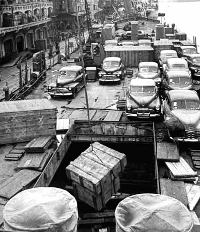 1949年，國民黨潰逃臺灣，上海的碼頭上擠滿了搶運物資的船。