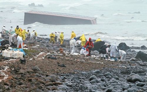 臺媒：臺貨輪擱淺斷兩截重油污染北海岸近2公里