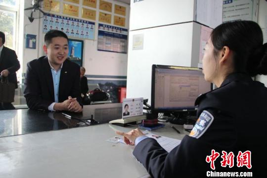 圖為劉海峰正在辦理“一次有效往來臺灣通行證”。　周嬌嬌 攝