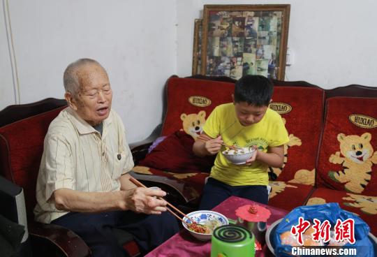臺灣老人資助湖南家鄉百名學子最多與18個孩子同住