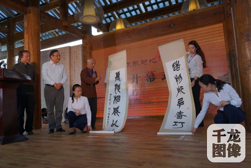 兩岸漢字藝術節開幕式上，臺灣藝術家向此次活動贈予書法作品。千龍網記者 張靜攝