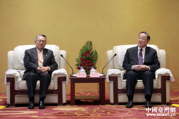 中共中央政治局常委、全國政協主席俞正聲2日在北京會見了兩岸和平發展論壇部分代表和主辦單位負責人
