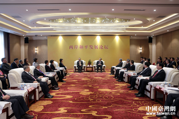 中共中央政治局常委、全國政協主席俞正聲2日在北京會見了兩岸和平發展論壇部分代表和主辦單位負責人