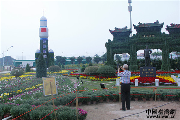 臺胞宓攸武老人在小欖鎮菊花展上拍攝中國航太造型