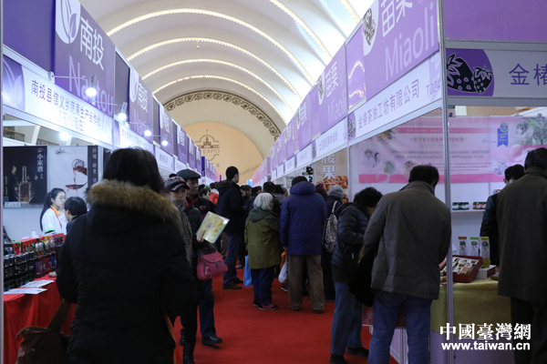 12月24日，臺灣8縣市農特産品展銷暨旅遊推介洽談會在北京展覽館舉行，民眾到現場選購農特産品