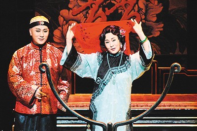 圖為“國光”劇團推出的“現代京劇”《金鎖記》(改編自張愛玲同名小説)劇照。(資料圖片)