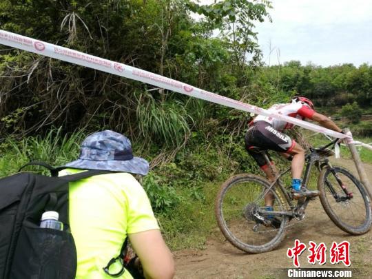 兩岸百餘支車隊福建福鼎角逐山地自行車邀請賽