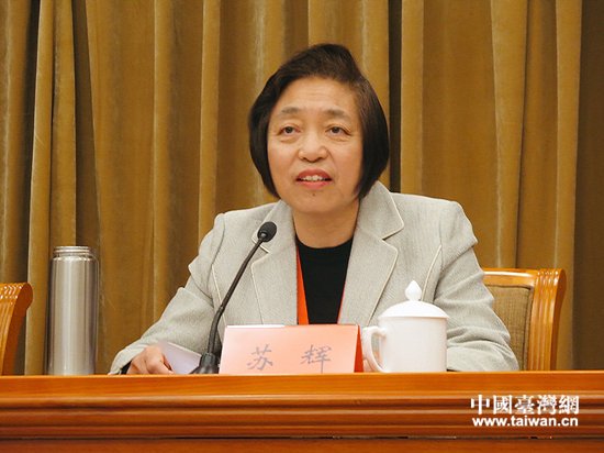 全國政協副主席、臺盟中央主席蘇輝代表臺盟第十屆中央常務委員會作工作報告。（台灣網 馬一娜 攝）