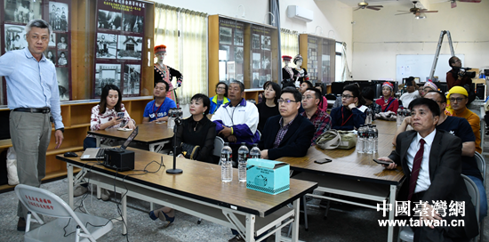 第二屆“七彩雲南�相約臺灣”文化交流月媒體團與社區居民共同觀看社區情況簡介。