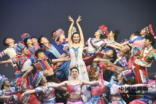 雲南民族歌舞藝術團為兩岸民眾帶去獨具特色的文藝演出。