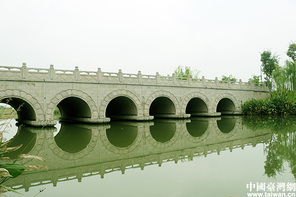 迪蕩湖石橋橫跨碧波湖面