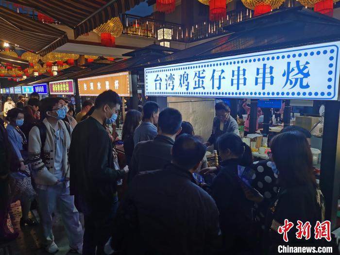 兩岸民眾排隊品嘗臺灣夜市美食。　鐘升 攝
