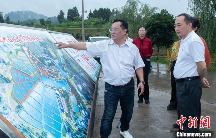 圖為6月9日，蔡政諭(左一)向四川臺資農業企業委員會成員、臺灣青創園臺商負責人以及“臺資農業企業委員會服務基層面對面—川東北行”活動主辦方代表介紹在當地養殖小龍蝦的情況。 <a target='_blank' href='http://www.chinanews.com/'><p  align=