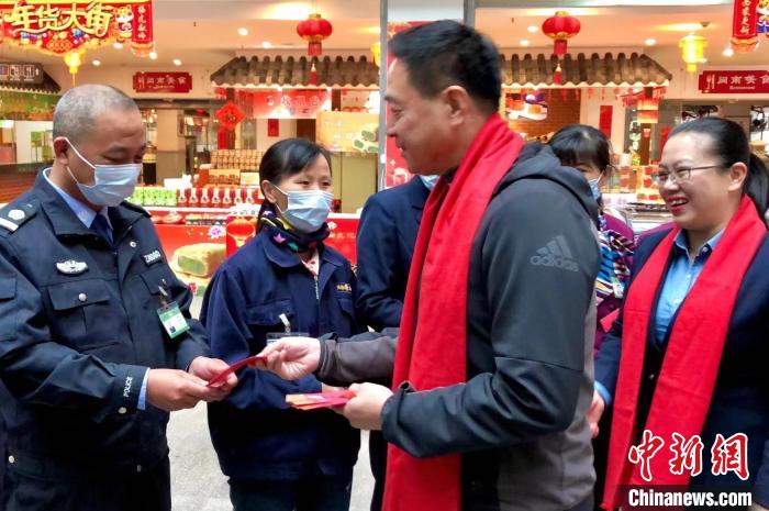 天福集團總裁李家麟為堅守一線的天福員工送上新年紅包。　天福集團供圖