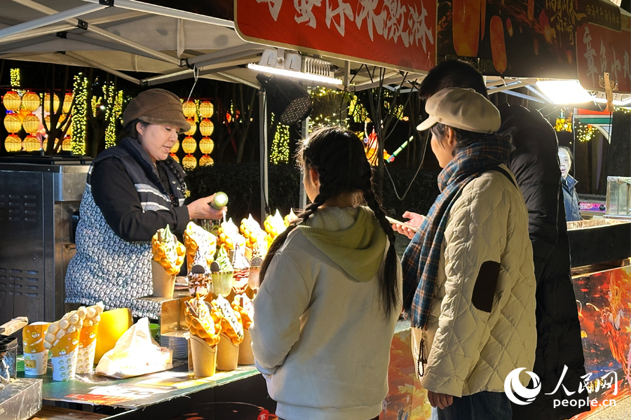 市民遊客不僅能賞燈，還能現場品嘗閩臺特色美食。人民網記者 劉卿攝