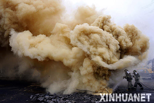1月7日，消防員在韓國京畿道利川市的爆炸現場滅火。