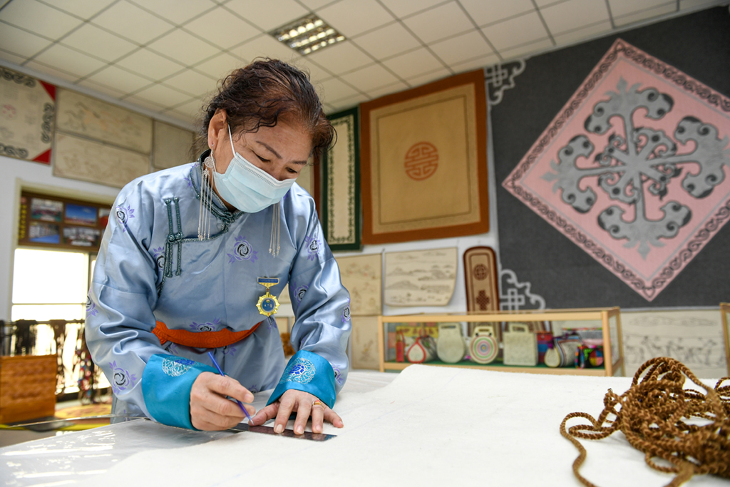 3月4日，在蘇尼特左旗非物質文化遺産保護中心，繡娘在製作《一葉紅船映初心》。新華社記者 貝赫 攝