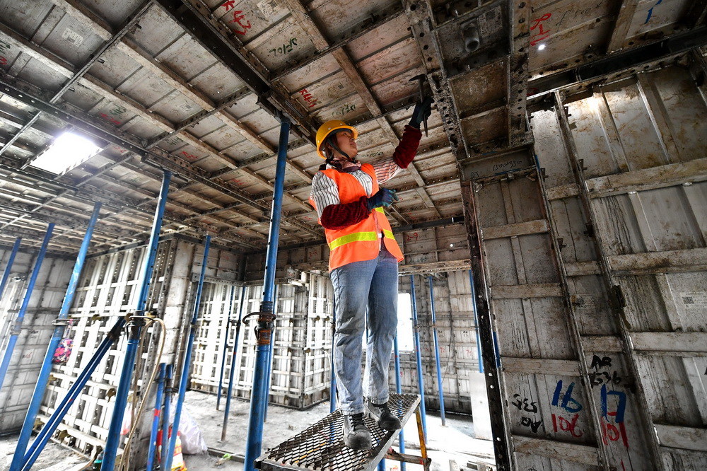 3月8日，在西安市未央區一處建設工地，中建三局西北公司一名女工在施工作業。