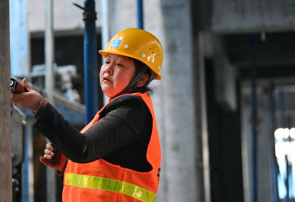 3月8日，在西安市未央區一處建設工地，中建三局西北公司一名女工在施工作業。