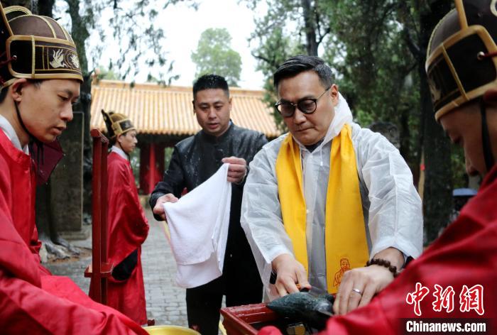 現居臺灣的孔子第七十九代嫡長孫、中華大成至聖先師孔子協會會長、至聖孔子基金會會長孔垂長擔任主祭官。　沙見龍 攝