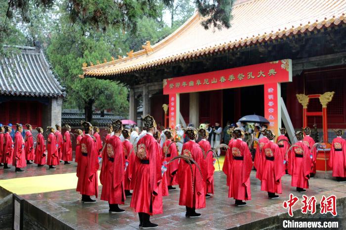 在尼山孔廟大成殿月臺上，海內外孔子後裔及各界嘉賓相繼祭拜至聖先師孔子，敬獻花籃。　沙見龍 攝