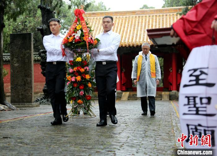 海內外孔子後裔及各界嘉賓相繼祭拜至聖先師孔子，敬獻花籃。　沙見龍 攝