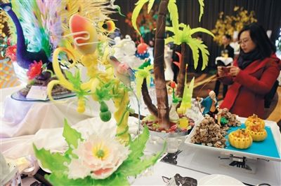 昨日，APEC會議中心，自助餐飲區擺設的各類糖塑。新京報記者 秦斌 攝