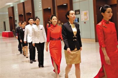 昨日，APEC會議中心，工作人員展示會議期間工作著裝。新京報記者 秦斌 攝
