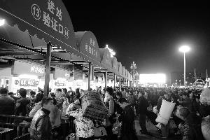 APEC小長假不少市民出京旅遊 北京站排隊如春運