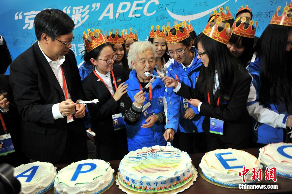 APEC新聞中心為志願者辦生日會
