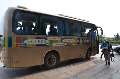記者乘坐“穿梭巴士”抵達論壇大酒店(人民網記者 夏曉倫攝)