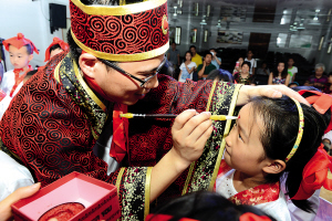 余杭區仁和鎮洛陽村開展的“七歲開蒙”讓孩子感受文化傳統。