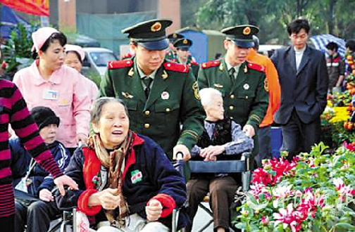軍警民共建和諧社區，戰士護送老人逛花市。