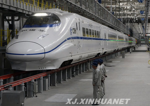 高鐵穿越大漠戈壁　新疆鐵路進入新時代
